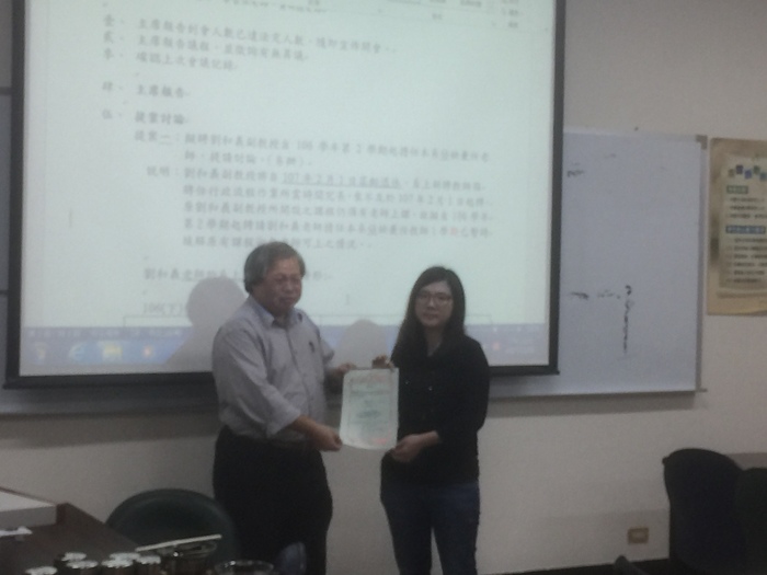 恭喜柯雅筑同學、周祥惠同學榮獲 106年度 蔡奇助先生紀念獎學金圖片
