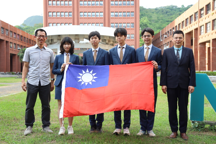 左起張楊家豪教授、陳語晨、詹緯濬、姚亦耕、許庭睿、江友中教授圖片