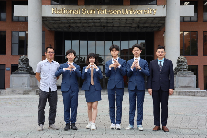 左起張楊家豪教授、詹緯濬、陳語晨、姚亦耕、許庭睿、江友中教授圖片