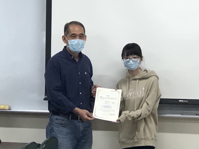 恭賀 張藝翰同學、陳怡靜同學 榮獲110年度周昌弘院士獎學金圖片